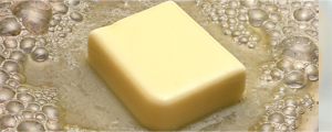 イアトリズム事典 知っておきたい『食品と栄養』で食品成分表 油類 に用いられる バター が熱で溶ける姿
