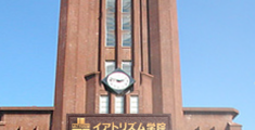 イアトリズム学院 イアトリズム基礎講座 のトップ頁学院の校舎正面中央に据付けられた大時計の華麗な勇姿