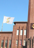 イアトリズム学院 イアトリズム基礎講座 のトップ頁学院を運営する日本東洋医学協会の法人旗が揺れる風景